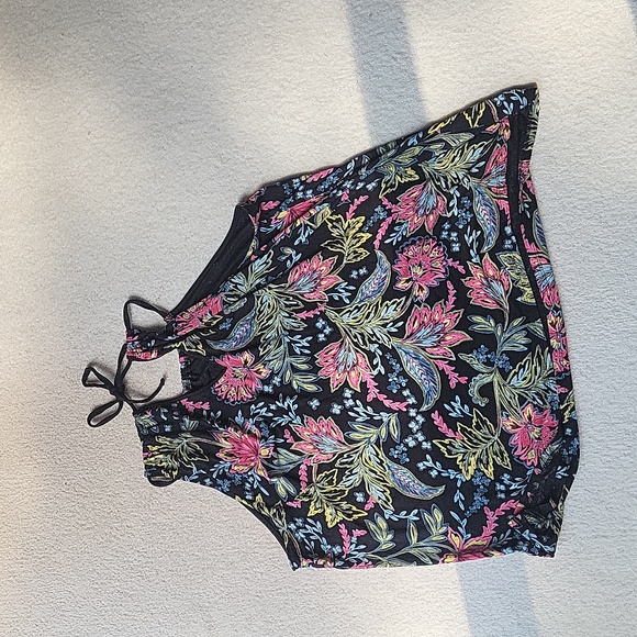 REITMANS XL Black with floral print tank - Picture 3 of 4